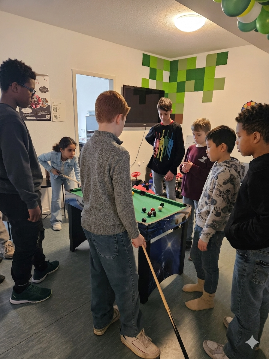 Kinder spielen Billard, an der Wand eine Minecraft-Pixelgrafik (Kinder KI-anonymisiert)