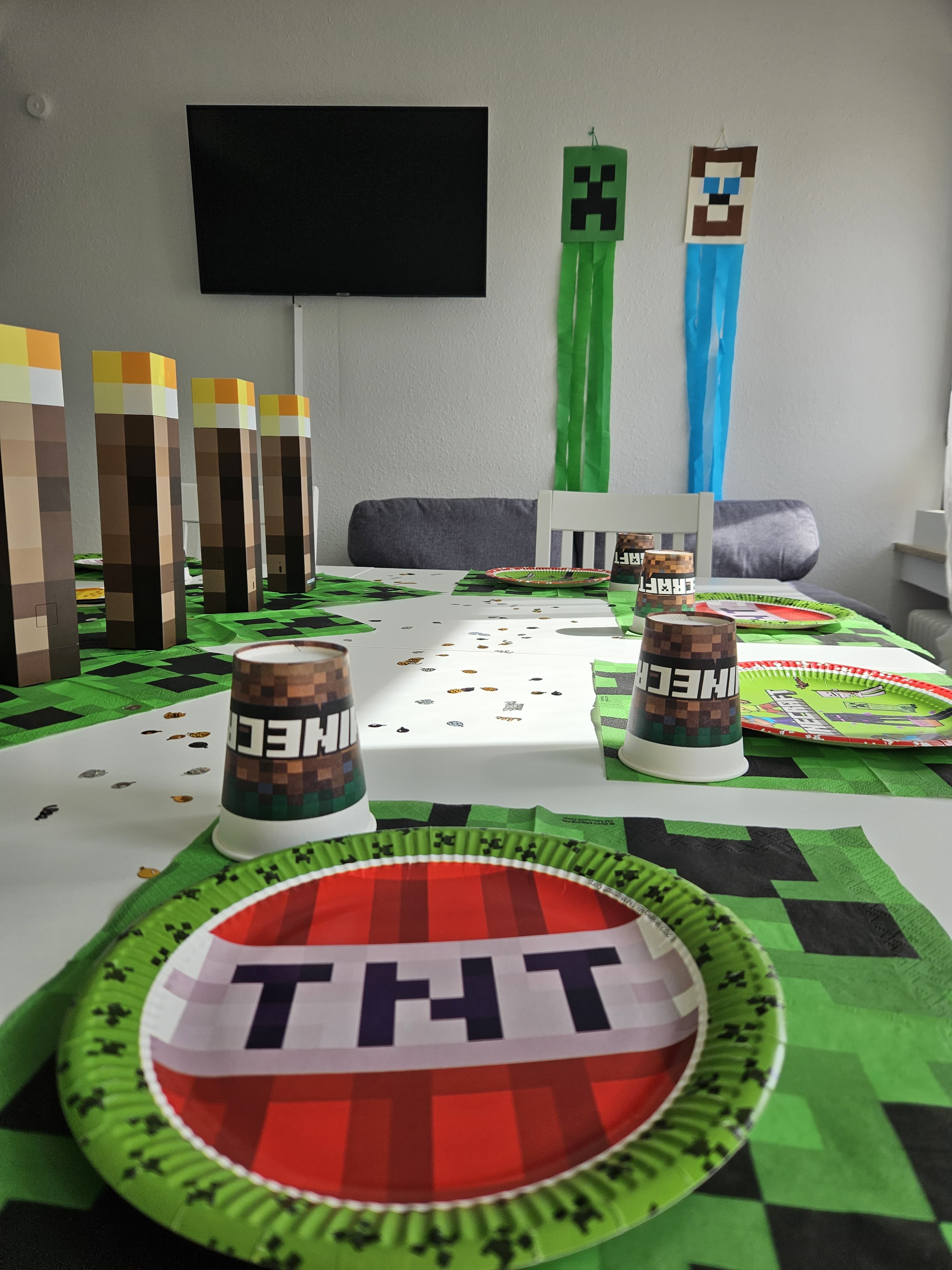 Festlich gedeckter Tisch im Minecraft-Look für einen Kindergeburtstag