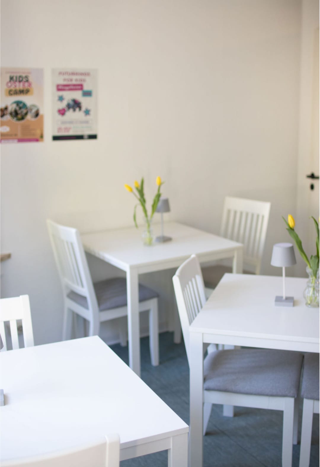 Open Space mit weißen Tischen und Tulpen