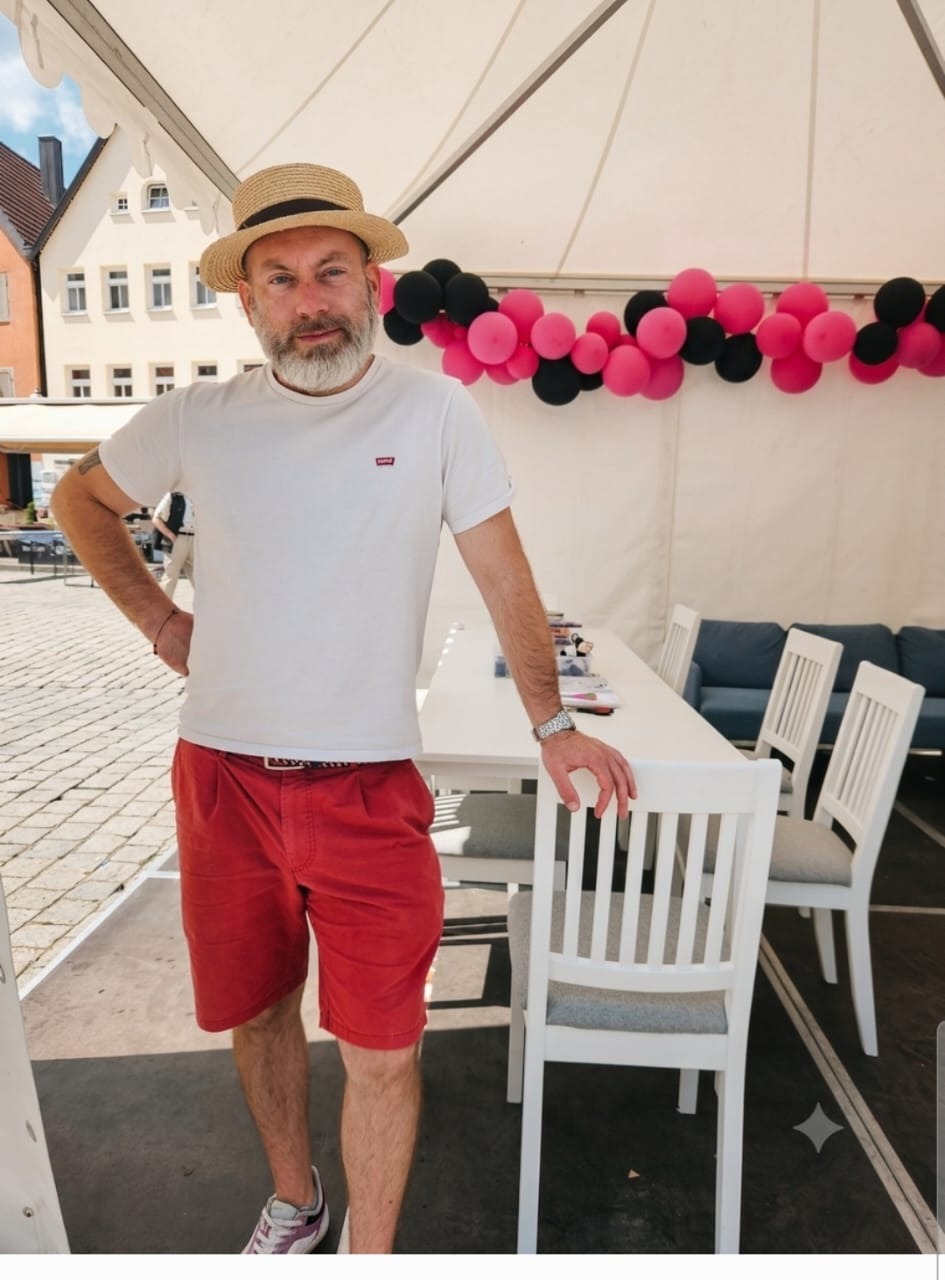 René mit Strohhut am Futurhinos-Stand im Zelt