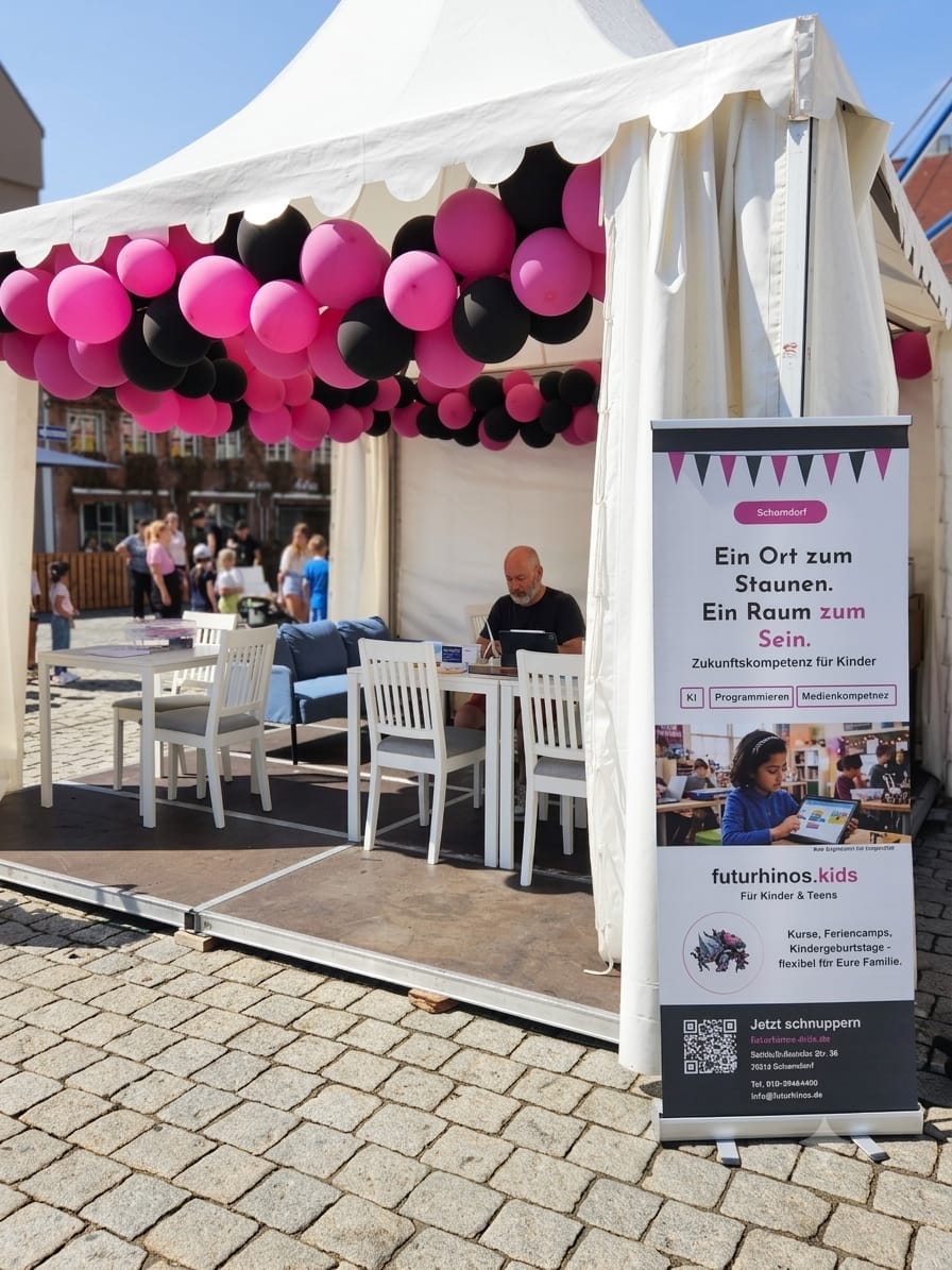 Der Futurhinos-Stand im Zelt mit Rollup-Banner und Sitzecke