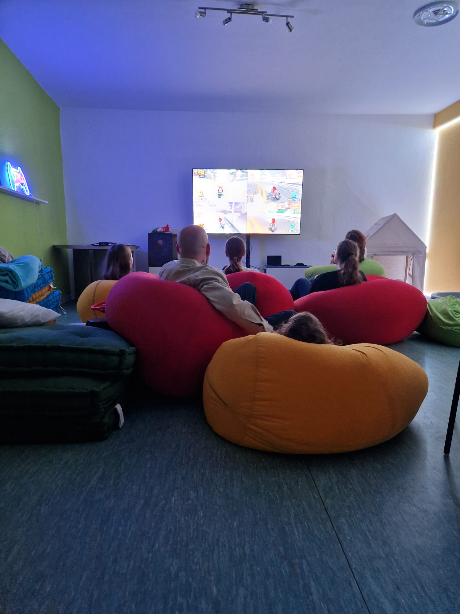 Kinder auf Sitzsäcken beim Gaming vor dem TV