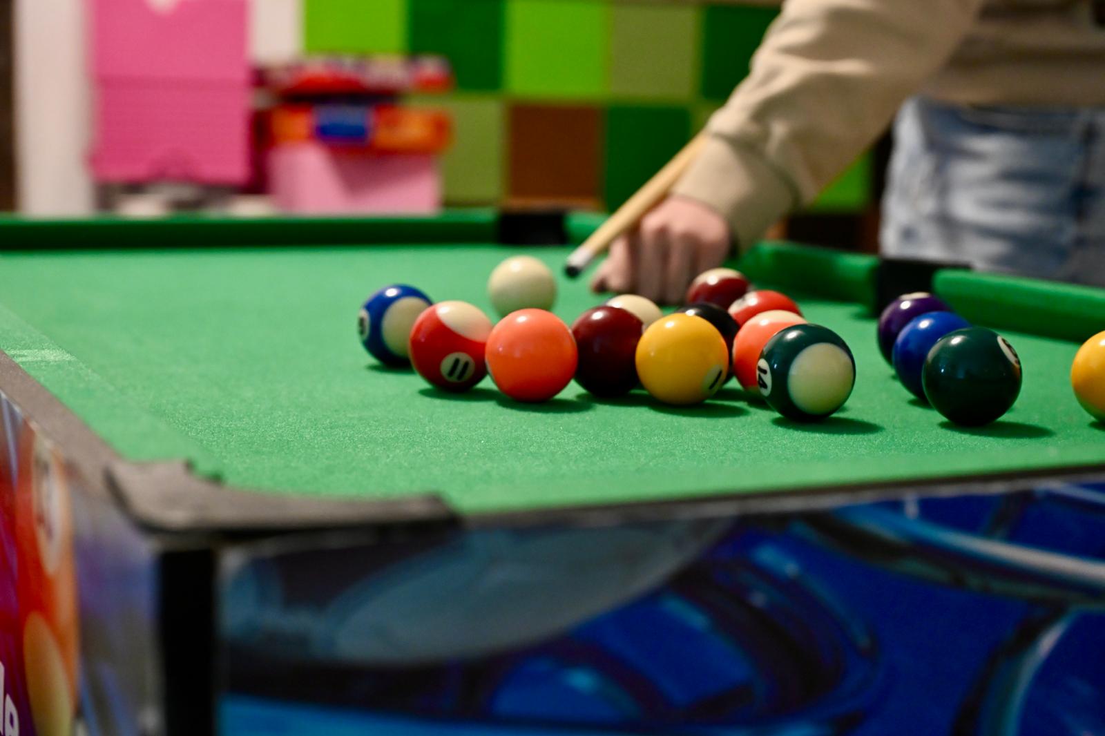 Pool-Billardtisch mit bunten Kugeln